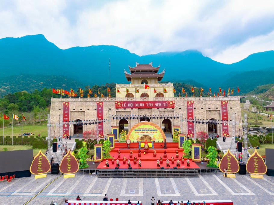 Mỗi du khách đến đây chắc chắn ai cũng sẽ lưu giữ cho mình những tấm hình lưu niệm tại Quảng trường trung tâm Tây Yên Tử được xây dựng tái hiện Hoàng Thành Thăng Long. (Ảnh chụp tại Lễ khai hội Xuân Tây Yên Tử 2023).