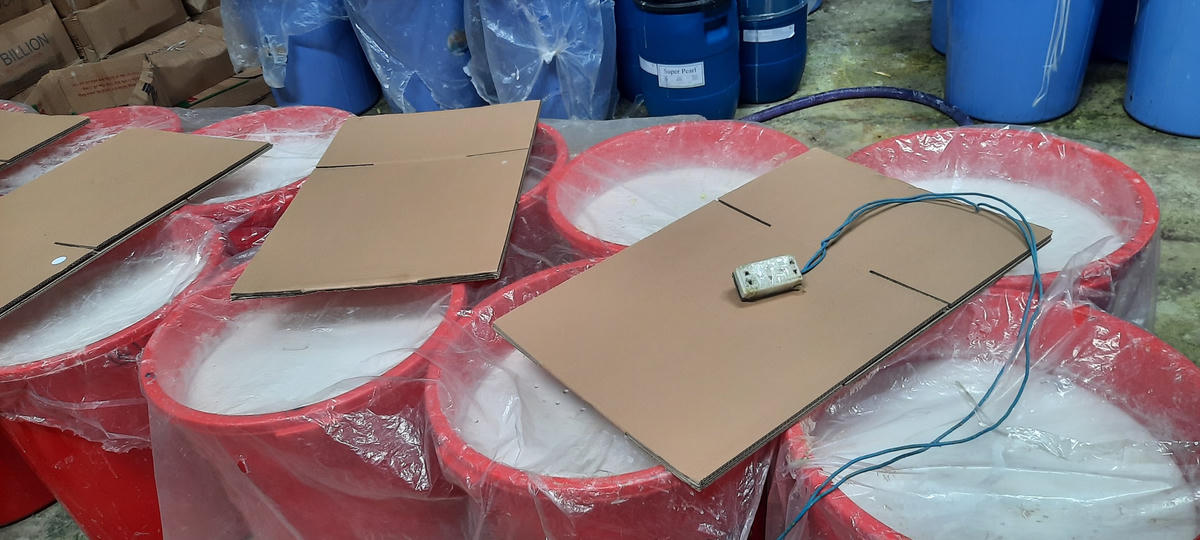 Mỹ phẩm được đựng trong các thùng nhựa.