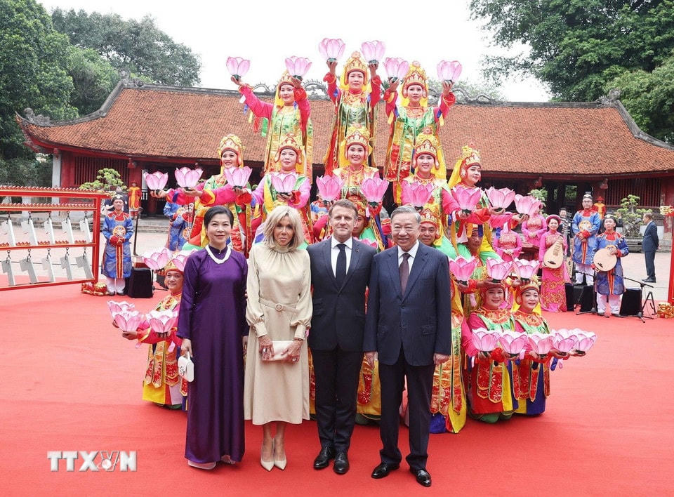 Tổng Bí thư Tô Lâm và Phu nhân cùng Tổng thống Pháp Emmanuel Macron và Phu nhân với các nghệ sỹ biểu diễn Nhã nhạc Cung đình Huế. (Ảnh: Thống Nhất/TTXVN)