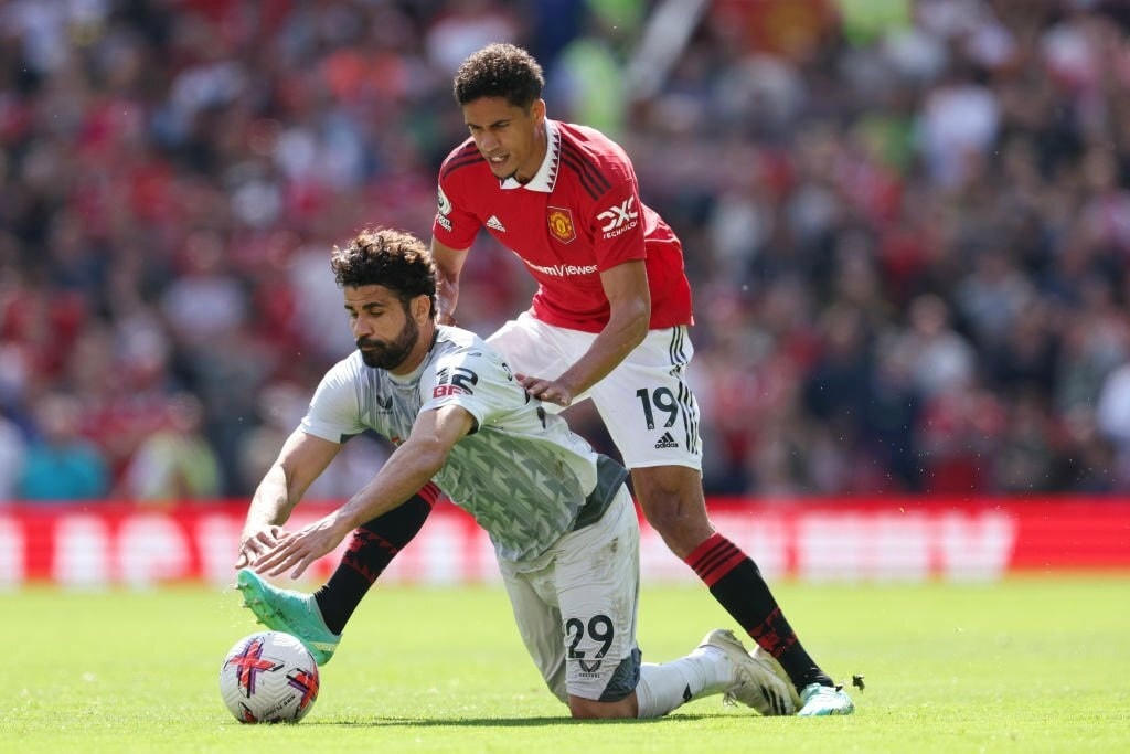 Costa tranh bóng với Varane (Ảnh: GI).