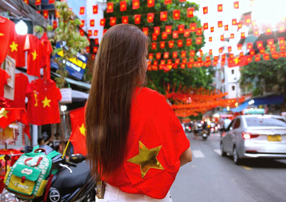 Phố Hàng Mã những ngày này thu hút nhiều bạn trẻ đến tham quan, chụp ảnh: Ảnh:Phạm Sỹ.