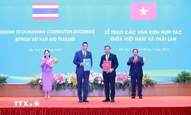 Thủ tướng Phạm Minh Chính và Thủ tướng Thái Lan Paetongtarn Shinawatra chứng kiến trao Bản ghi nhớ giữa Bộ Công Thương Việt Nam và Bộ Thương mại Vương quốc Thái Lan về hợp tác trong lĩnh vực kinh tế và thương mại. (Ảnh: Dương Giang/TTXVN) ttxvn-trao-van-kien-viet-nam-thai-lan-8.jpg