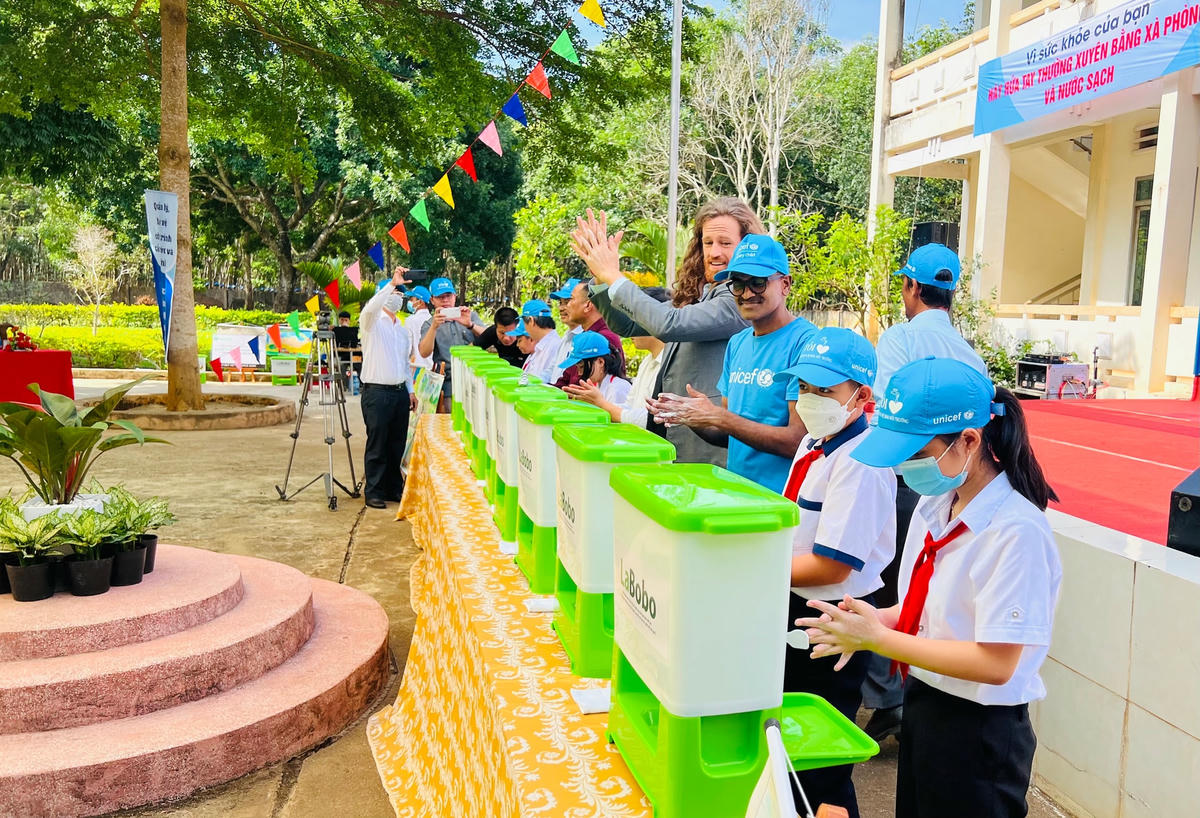 Các em học sinh và các Đại biểu về dự thực hành 6 bước rửa tay với xà phòng đúng cách.