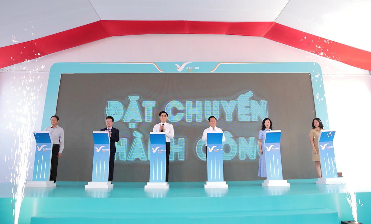 Đại diện Sở Giao thông Vận tải, UBND TP Thủ Đức cùng lãnh đạo Green - Smart - Mobility làm lễ khai trương dịch vụ Taxi Xanh SM.