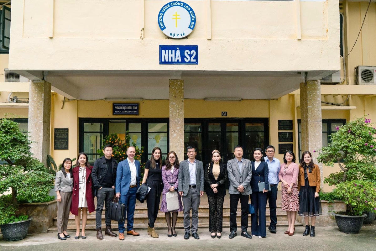 Bà Lê Nữ Thùy Dương (thứ 6 từ phải sang) chụp ảnh với Ban Lãnh đạo Chương trình Chống lao Quốc gia Việt Nam (NTP) và đại diện Quỹ Toàn cầu trong chuyến thăm Bệnh viện Phổi Trung ương tại Hà Nội.