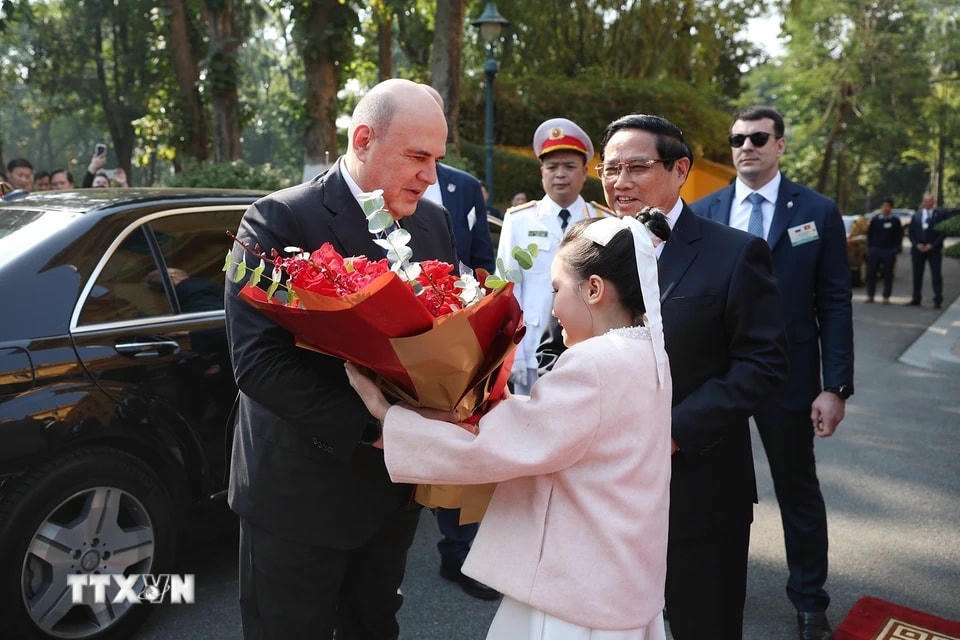 Thiếu nhi Thủ đô Hà Nội tặng hoa chào mừng Thủ tướng Liên bang Nga Mikhail Mishustin thăm chính thức Việt Nam. (Ảnh: Dương Giang/TTXVN)