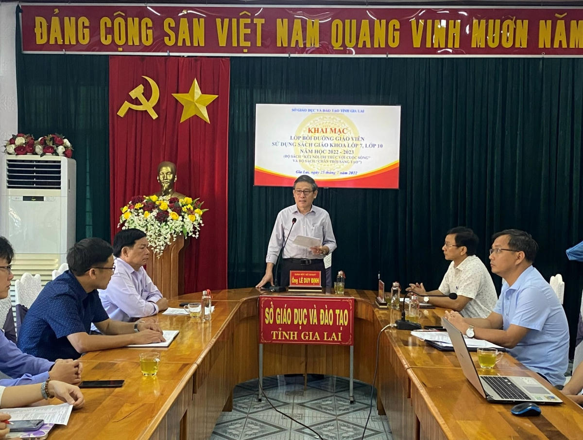 Bồi dưỡng giáo viên dạy sách giáo khoa lớp 7 và lớp 10