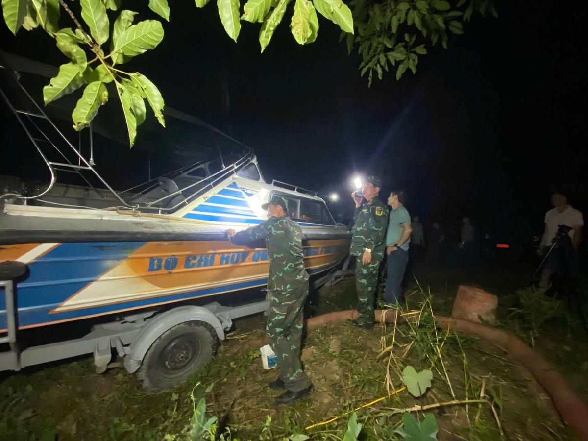 Lực lượng quân đội và trang thiết hiện đại được huy động để tìm kiếm nạn nhân. Ảnh Tuấn Trung.