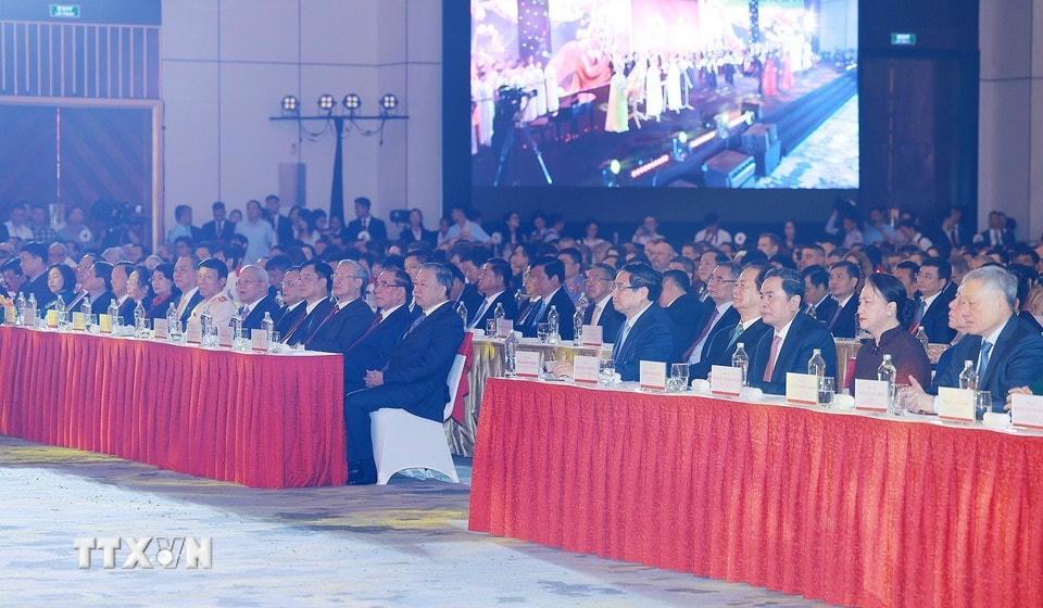 Tổng Bí thư Tô Lâm, Thủ tướng Phạm Minh Chính cùng các đại biểu dự Lễ khai mạc Triển lãm 