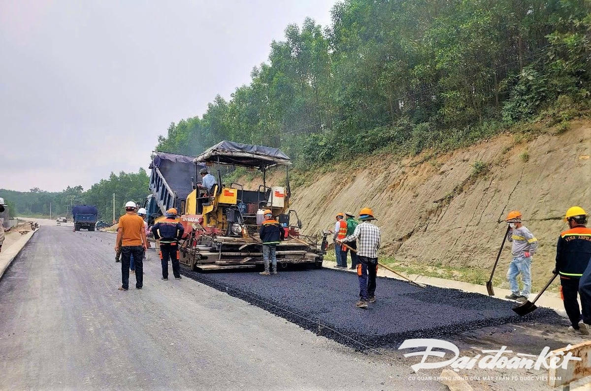 Đơn vị thi công Dự án liên kết vùng miền Trung tỉnh Quảng Nam. Ảnh: Chí Đại.