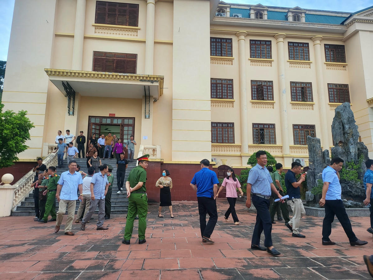 Quang cảnh bên ngoài phiên xét xử.