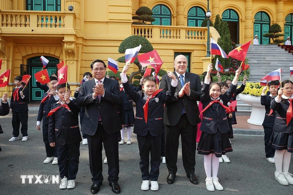Thủ tướng Phạm Minh Chính và Thủ tướng Liên bang Nga Mikhail Vladimirovich Mishustin với thiếu nhi Thủ đô Hà Nội. (Ảnh: Dương Giang/TTXVN)