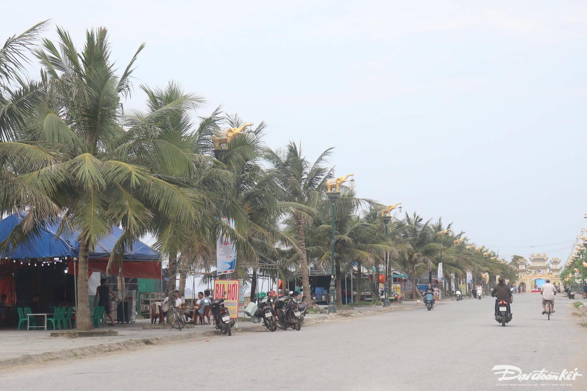 Anh P. L. T. (trú thôn Phúc Ngư, xã Hoằng Trường) cho biết: Hàng loạt lều lán được dựng lên trái phép sát bờ sông Lạch Trường không chỉ gây ảnh hưởng đến kết cấu bờ kè mà còn khiến việc neo đậu của tàu thuyền gặp nhiều khó khăn... Ảnh: Đình Minh
