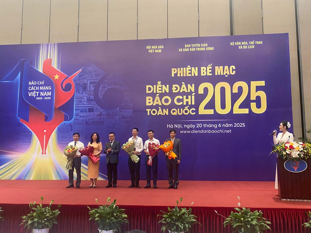 Ông Lê Quốc Minh tặng hoa cho các diễn giả. Ảnh: Anh Vũ