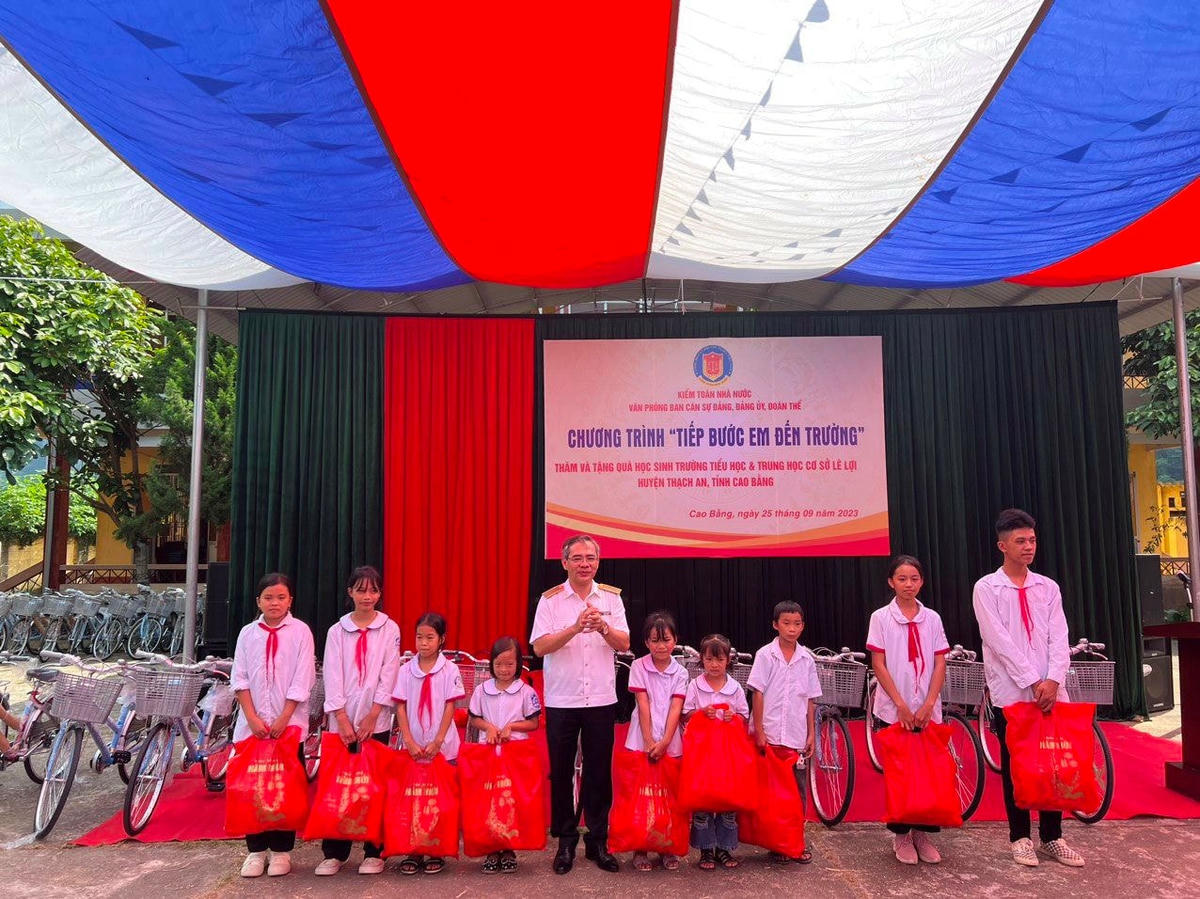 Tặng 24 phần quà cho các em học sinh nhân dịp Tết Trung thu. Ảnh: TRẦN HUYỀN