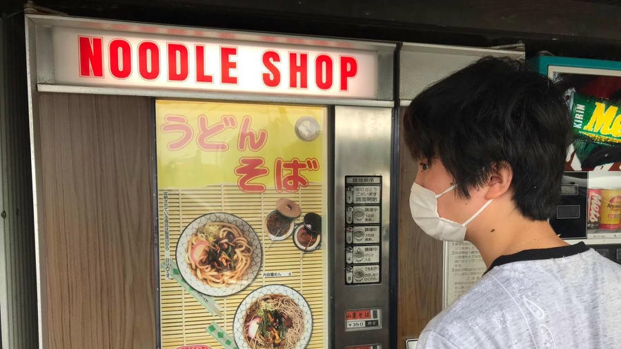 Máy bán mỳ tự động. Ảnh: CNN.