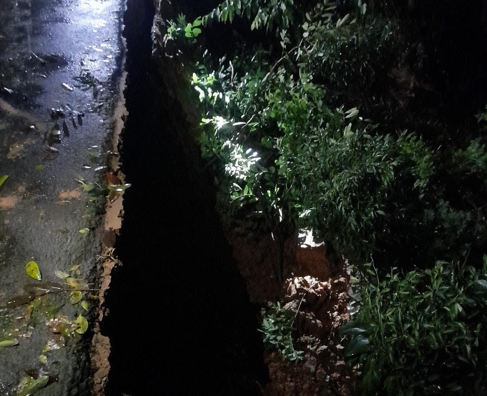 [Ảnh] Quảng Trị: Nước lũ dâng cao, người dân cõng giáo viên đến trường