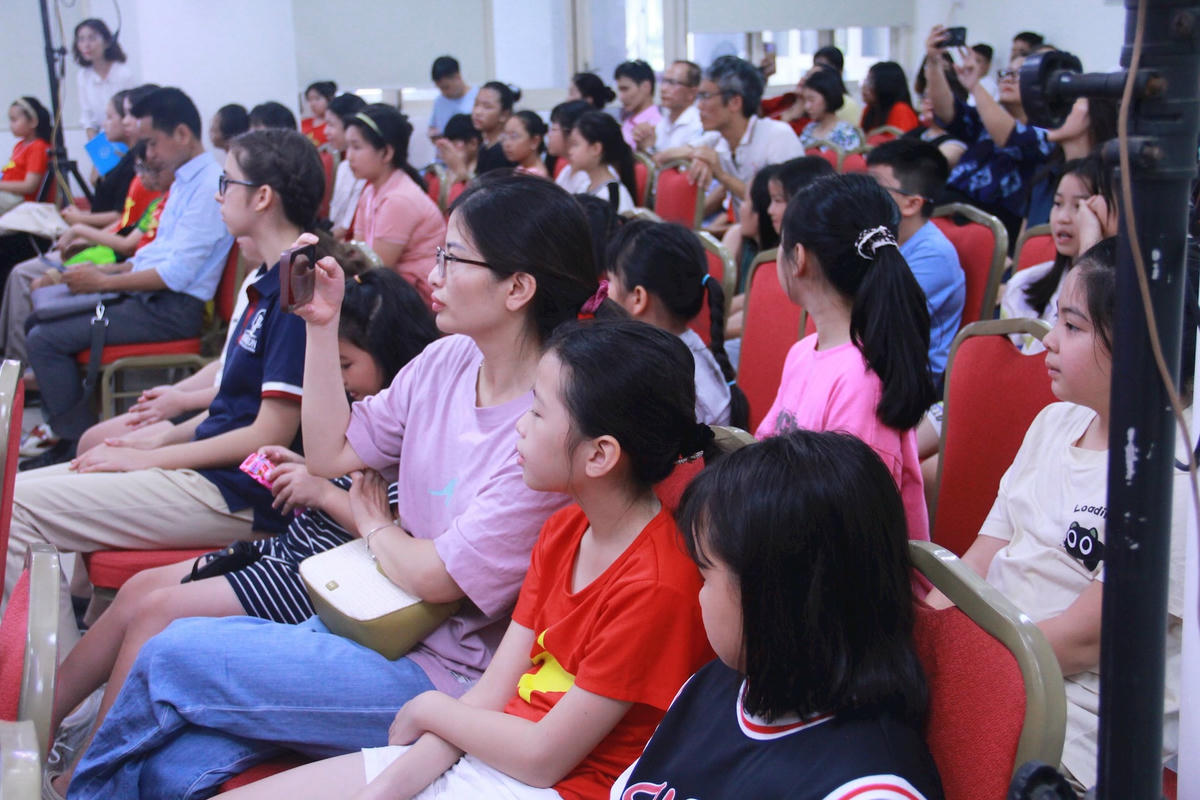 LQua từng mùa giải, cuộc thi đã để lại nhiều dấu ấn tốt đẹp, là nơi phát hiện, bồi dưỡng nhiều tài năng hội họa trẻ, giúp các em nuôi dưỡng đam mê, phát triển tư duy sáng tạo nghệ thuật. Những bức tranh đạt giải không chỉ đẹp về màu sắc, bố cục mà còn thể hiện tinh thần sáng tạo, chuyển tải cảm xúc trong sáng, hồn nhiên nhưng giàu chiều sâu về tình yêu Hà Nội, lòng tự hào dân tộc, tinh thần nhân ái, khát vọng hòa bình và ý thức bảo vệ môi trường.