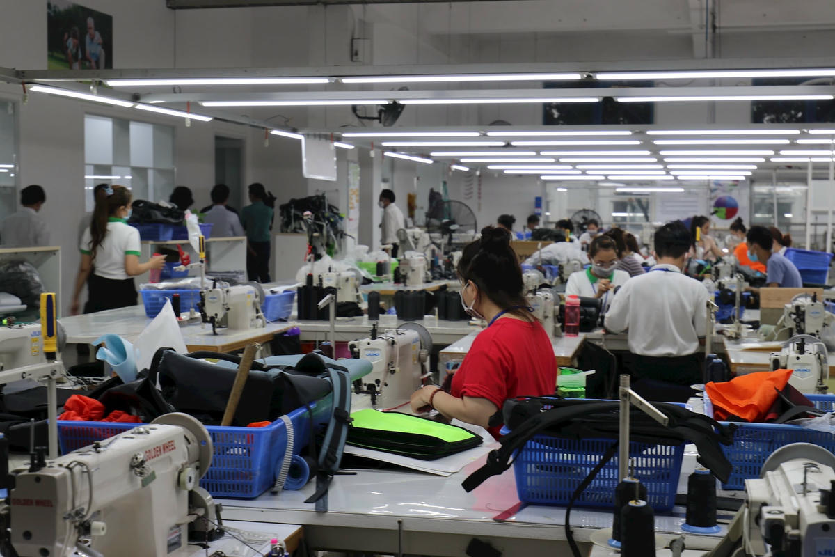 1,2,3. Lao động truyền thống đang mất dần suất lao động do sự xuất hiện của máy móc, công nghệ cao. (Ảnh Q.Định) (3)