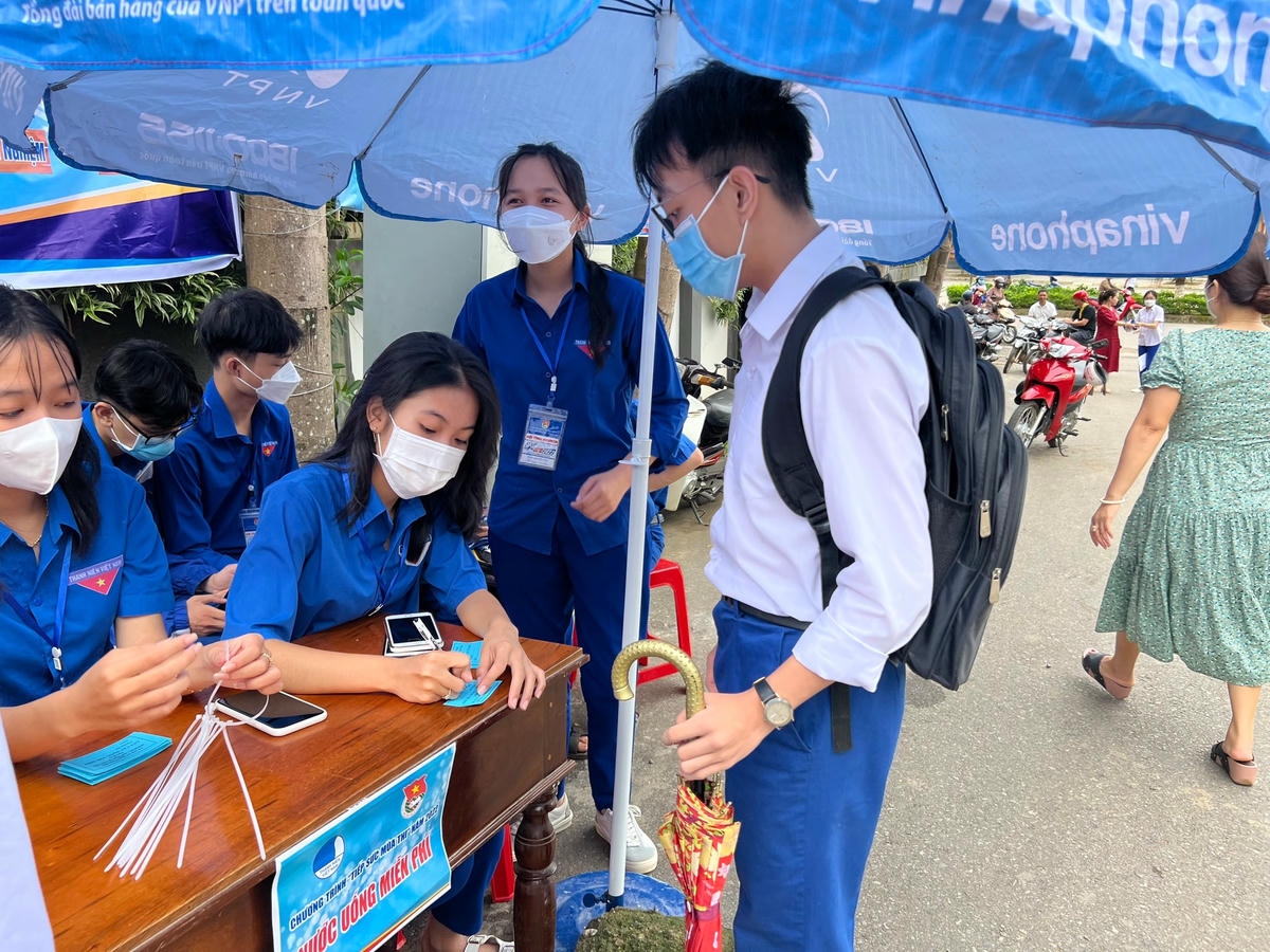 Cũng trong dịp này, Ban Thường vụ Tỉnh Đoàn và các cấp bộ Đoàn vận động các nguồn lực xã hội để giúp đỡ thí sinh qua đó đã vận động khoảng 12.000 chai nước uống, 10.000 chiếc khẩu trang, 500 sim 4G, 30 băng rôn tuyên tuyền, 11.000 hộp sữa, suất ăn miễn phí… 