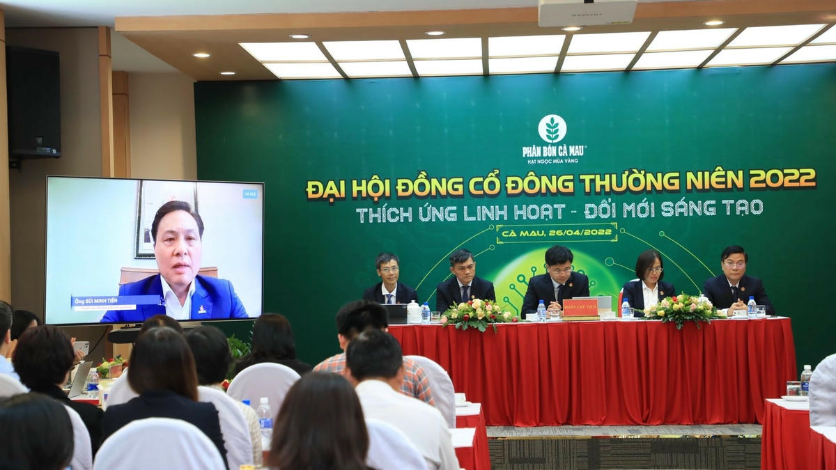 Ông Bùi Minh Tiến chúc mừng, ghi nhận, biểu dương những thành tích nổi bật mà PVCFC đã đạt được trong năm 2021 vừa qua.