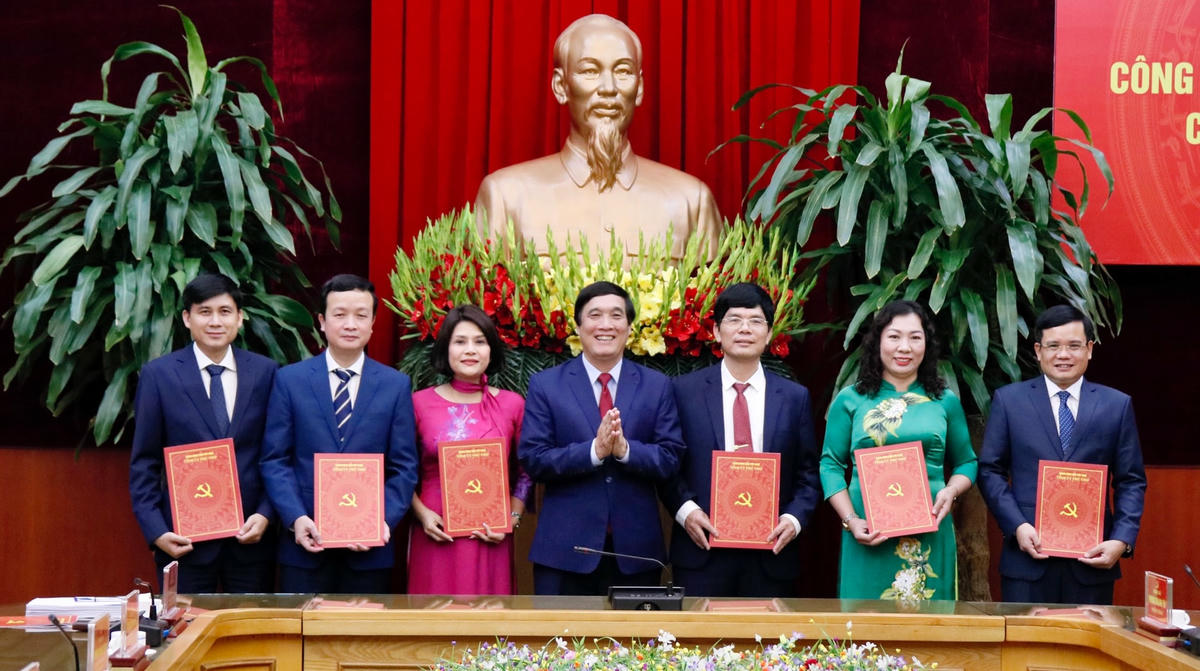 Ông Bùi Minh Châu trao Nghị quyết, Quyết định điều động, luân chuyển, bổ nhiệm cho sáu cán bộ nhận nhiệm vụ mới tại các cơ quan, đơn vị.