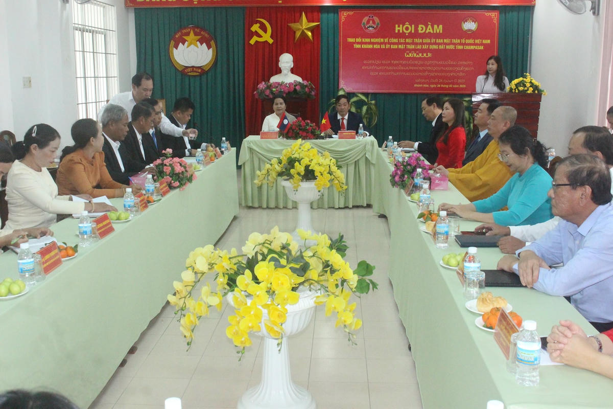 Mặt trận tỉnh Khánh tổ chức hội đàm trao đổi kinh nghiệm trong công tác tổ chức lãnh đạo xây dựng khối Đại đoàn kết với đoàn công tác Mặt trận Lào .