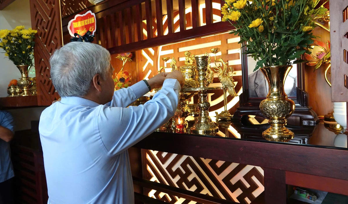 Chủ tịch Đỗ Văn Chiến thành kính thắp nén nhang tưởng nhớ các liệt sĩ. ảnh Đình Sang