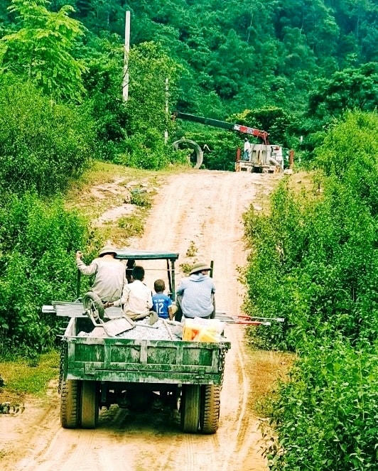 Vận chuyển nguyên vật liệu để thi công đường điện phục vụ nhu cầu sinh hoạt, sản xuất của bà con Đan Lai.