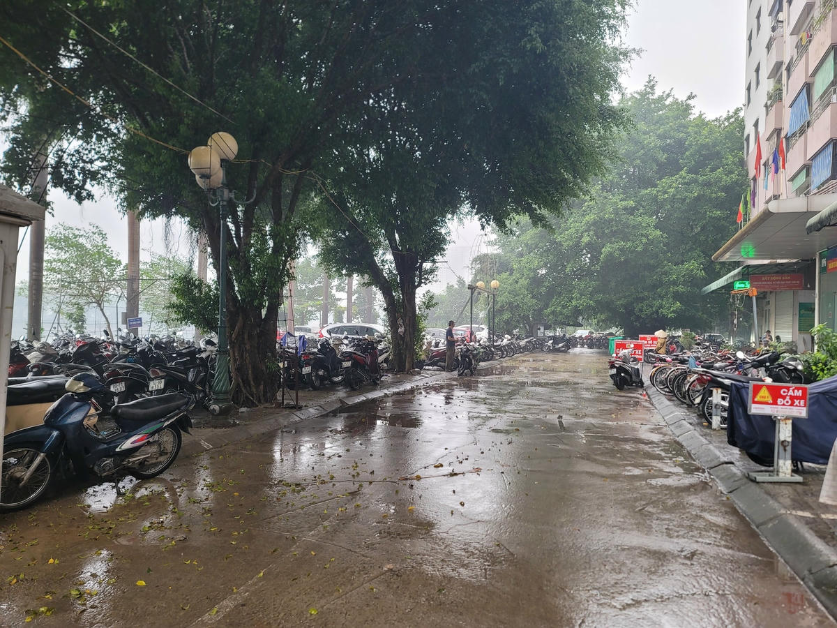 Bãi đậu xe chung cư VP6 trông nhếch nhác, chiếm cả bờ hồ Linh Đàm