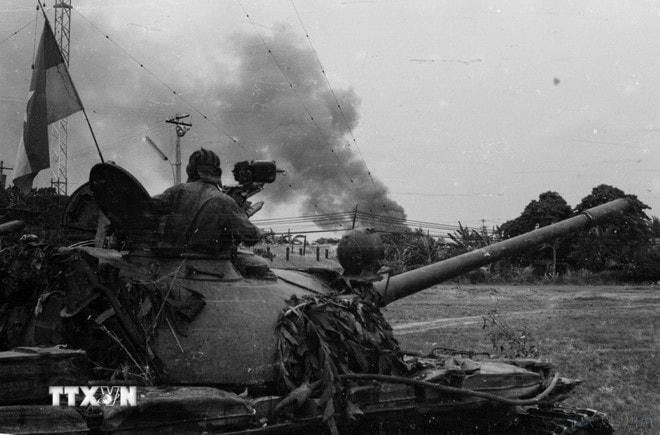 Các đơn vị bộ binh và xe tăng tiến vào Sài Gòn trên xa lộ Biên Hòa. (Ảnh: Hứa Kiểm/TTXVN) ttxvn-chien-dich-ho-chi-minh-1404.jpg