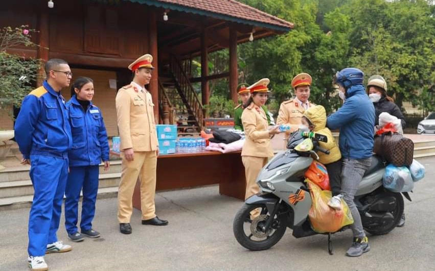 Người dân khi đi đến địa phận Quốc lộ 2 đoạn qua xã Đội Bình sẽ được tặng nước...