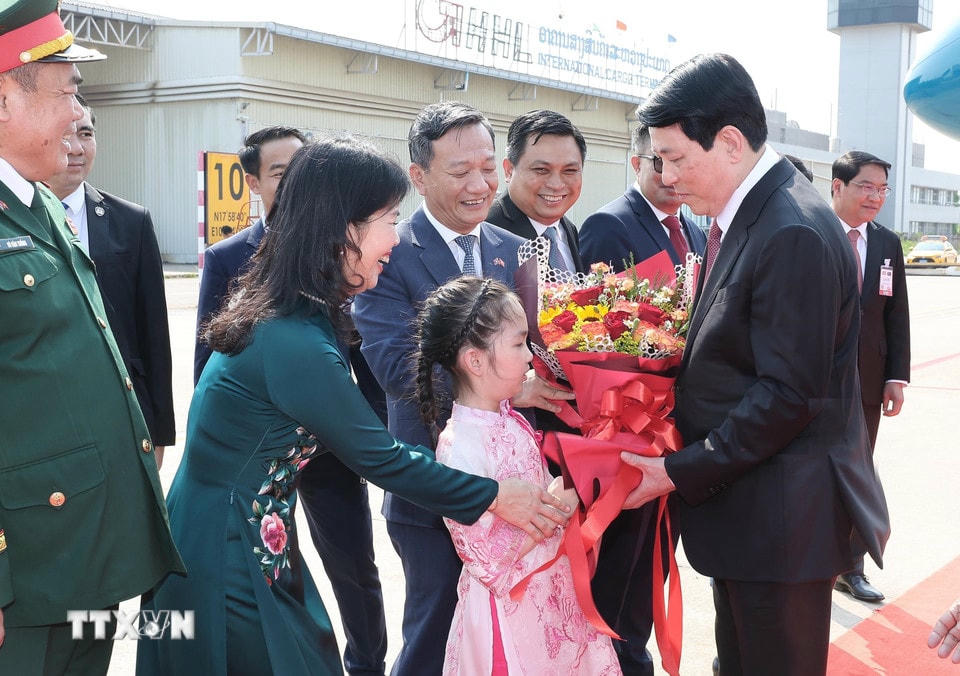 Đại diện Đại sứ quán Việt Nam tại Lào đón Chủ tịch nước Lương Cường ở sân bay quốc tế Wattay, Thủ đô Vientiane, Lào. (Ảnh: Lâm Khánh/TTXVN)