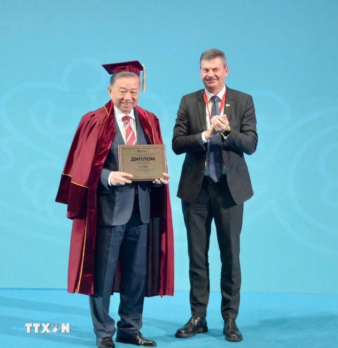 Hiệu trưởng Học viện trao cho Tổng Bí thư Tô Lâm danh hiệu “Giáo sư danh dự” của Học viện Hành chính Công và Kinh tế quốc dân trực thuộc Tổng thống Liên bang Nga. (Ảnh: TTXVN phát) ttxvn-tong-bi-thu-to-lam-phat-bieu-6.jpg