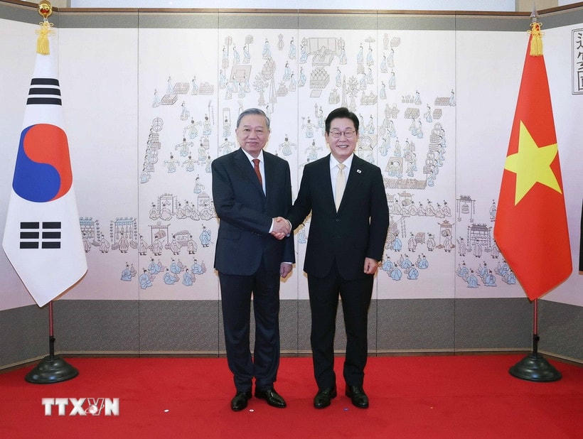 Tổng Bí thư Tô Lâm và Tổng thống Hàn Quốc Lee Jae Myung chụp ảnh chung. (Ảnh: Thống Nhất/TTXVN)