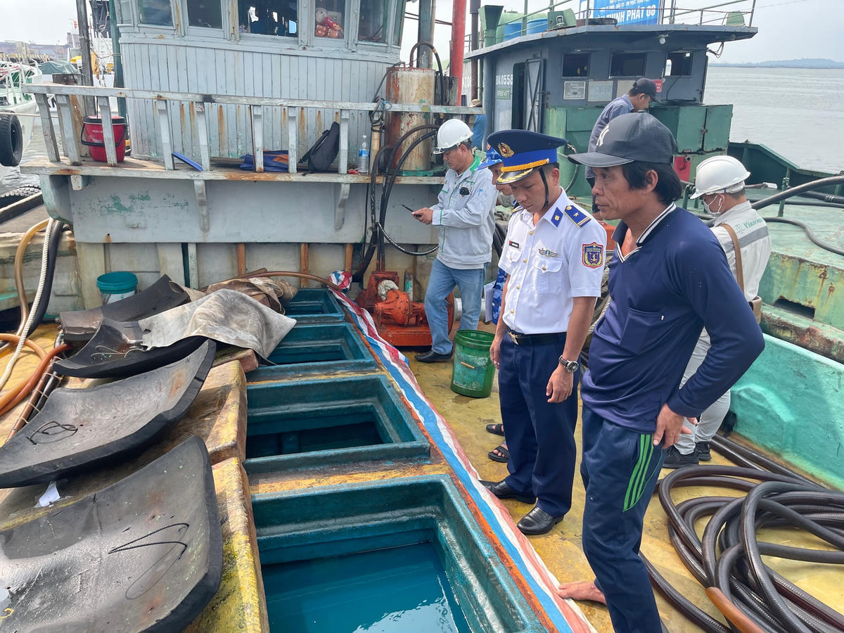 Lực lượng chức năng kiểm tra hàng hóa vi phạm trên tàu TG 93738 TS.