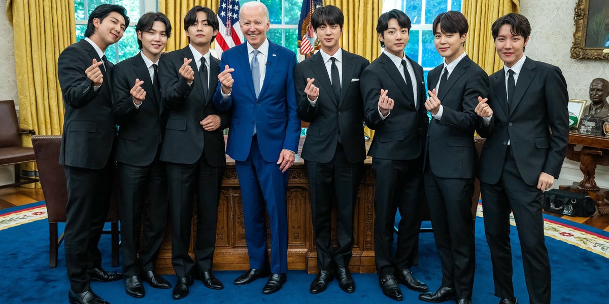 BTS cùng Tổng thống Mỹ Joe Biden. Ảnh: Rex.