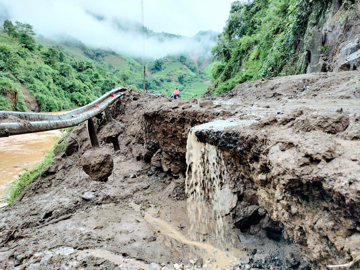 Nhiều đoạn đường bị sạt lở, gây chia cắt...
