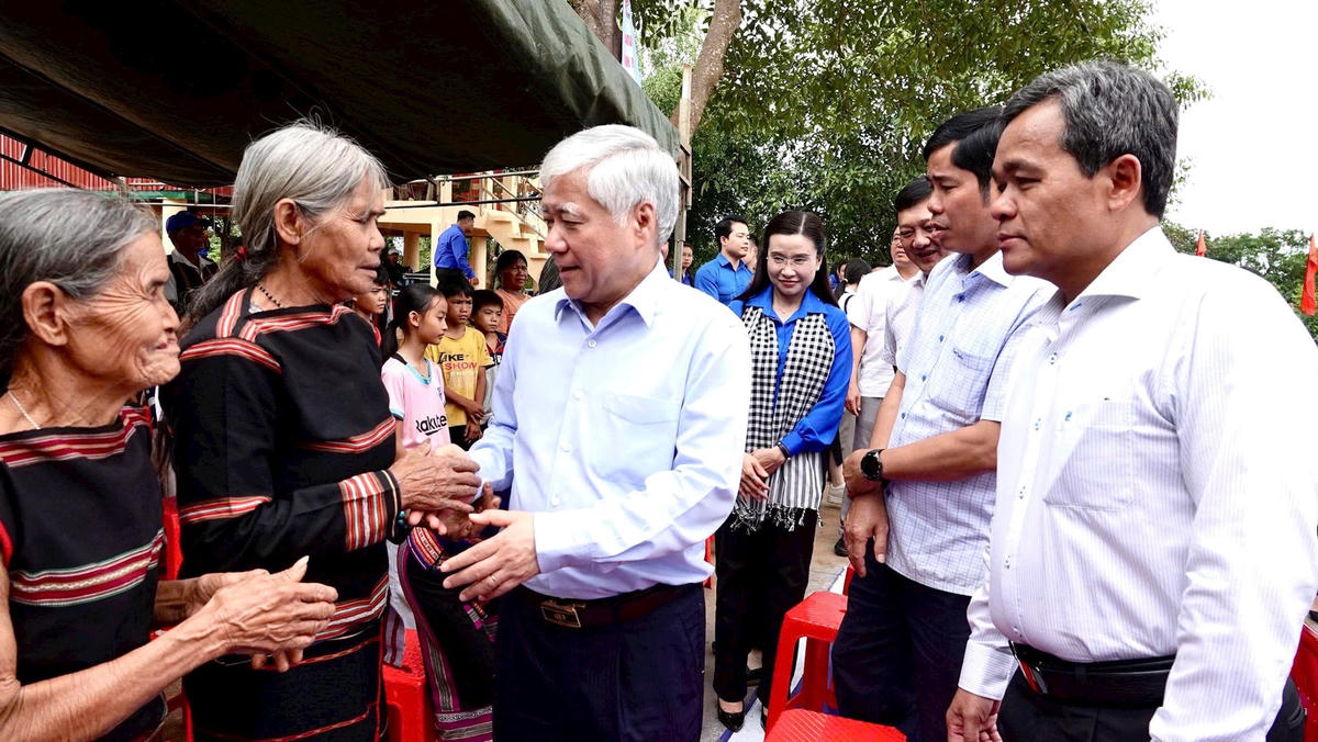 Ủy viên Bộ Chính trị, Bí thư Trung ương Đảng, Chủ tịch Ủy ban Trung ương Mặt trận Tổ quốc Việt Nam Đỗ Văn Chiến trò chuyện cùng người dân. ảnh Đình Sang