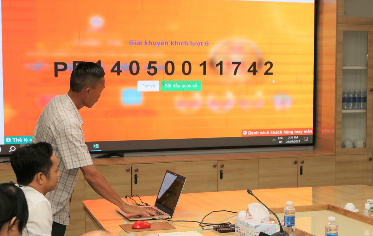 Khách hàng tham gia quay số trúng giải tại Công ty Điện lực Cà Mau.
