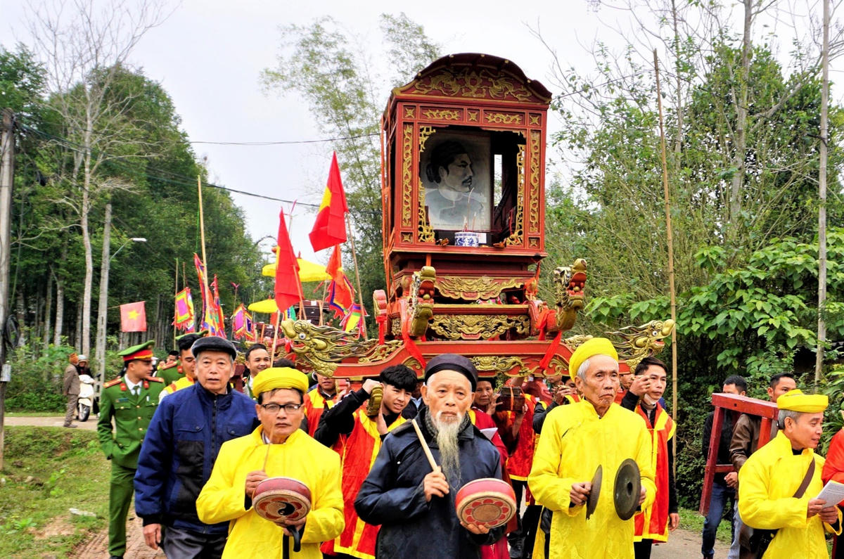 Sau lễ khai hạ, đoàn rước khởi hành từ nhà cố đạo cũ là ông Trần Văn Nhung (ở thôn Hòa Nhượng, xã Phú Gia) đi qua các đền Công Đồng, khu di tích Sơn Phòng - Hàm Nghi, đền Trầm Lâm để làm lễ dâng hương.