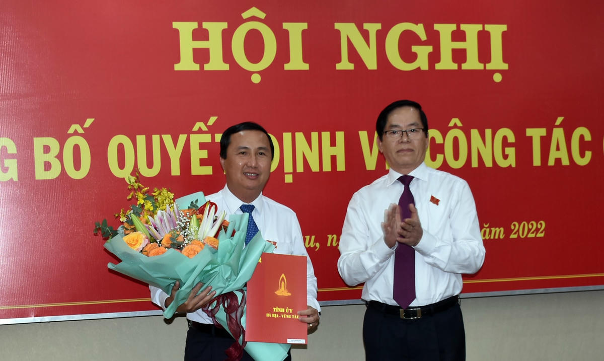 Ông Phạm Viết Thanh - Ủy viên Trung ương Đảng, Bí thư Tỉnh ủy, Chủ tịch HĐND tỉnh Bà Rịa - Vũng Tàu trao Quyết định số 661-QĐ/TU cho ông Lê Hoàng Hải.