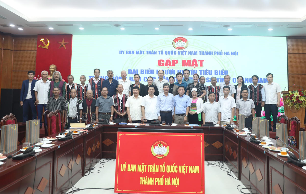 Các đại biểu chụp ảnh lưu niệm cùng người uy tín.