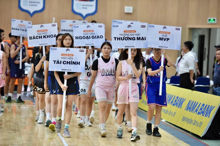 Đại diện U23 nữ diễu hành tại lễ khai mạc. e14e4903-25c7-4f35-b73f-480a9b0f00a0.jpg