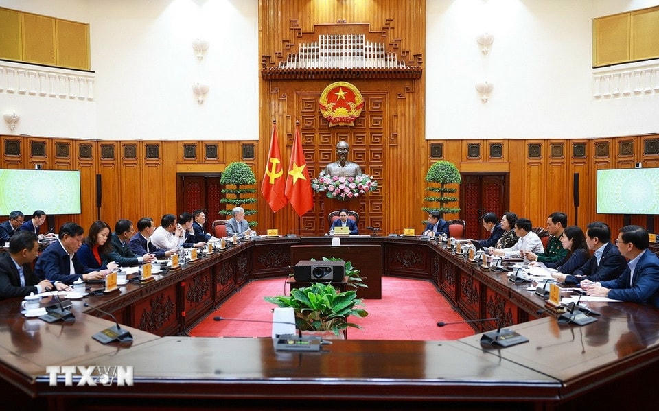 Thủ tướng Phạm Minh Chính chủ trì cuộc họp về mức áp thuế mới của Hoa Kỳ đối với hàng hoá nhập khẩu từ Việt Nam. (Ảnh: Dương Giang/TTXVN)