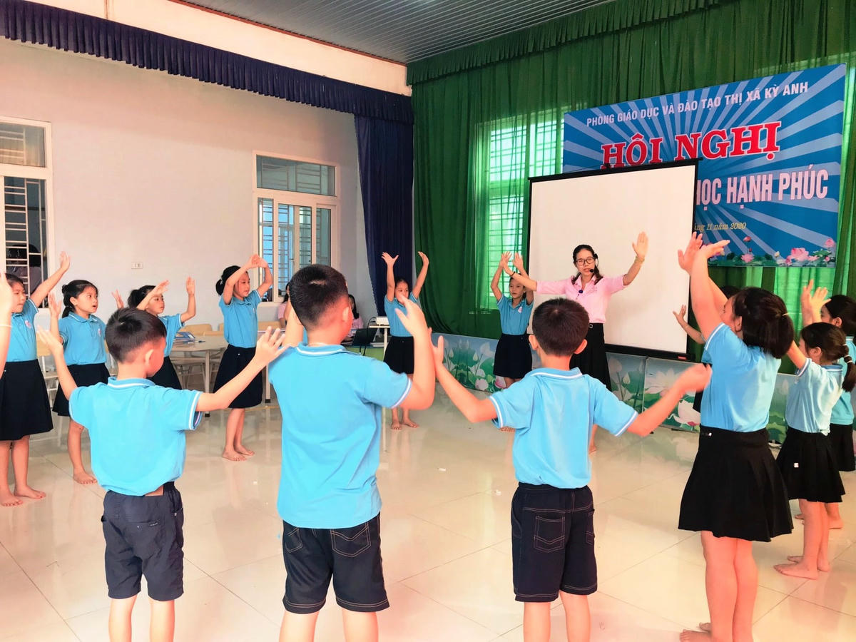 Thị xã Kỳ Anh đẩy mạnh thực hiện mô hình Trường học hạnh phúc. Ảnh tiết học Tiếng Anh tại Trường tiểu học Hoa Sen.