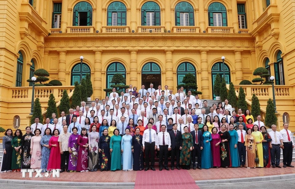 Chủ tịch nước Lương Cường với các đại biểu cán bộ Hội Khuyến học tiêu biểu toàn quốc. (Ảnh: Lâm Khánh/TTXVN)