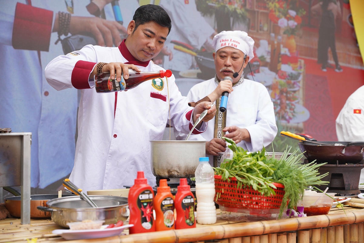 Các nghệ nhân trực tiếp quảng diễn nhiều món ăn đặc sắc tại sự kiện.