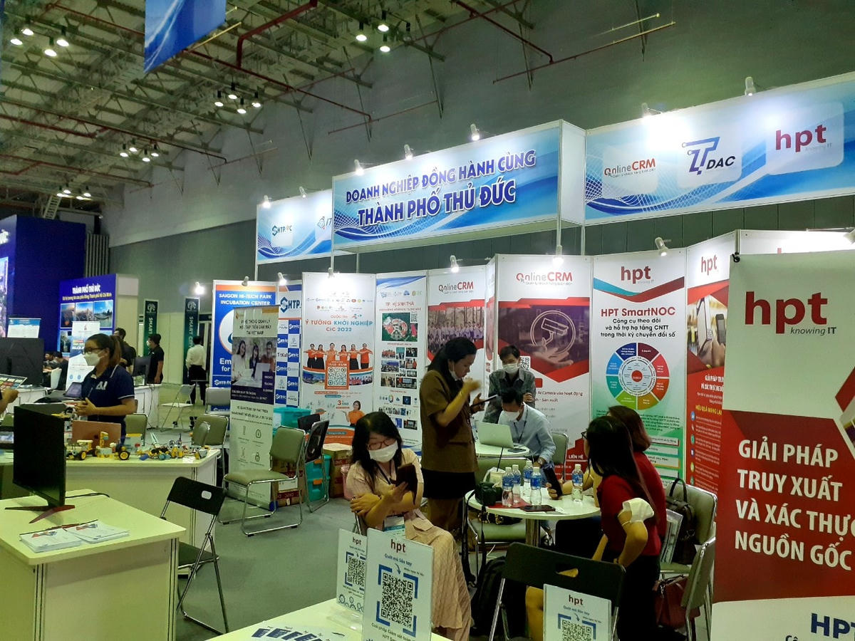 Nhiều doanh nghiệp tham gia giới thiệu và trưng bày sản phẩm liên quan đến thành phố thông minh, tòa nhà thông minh.