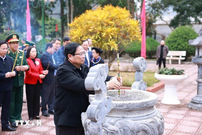Thủ tướng Phạm Minh Chính dâng hương tưởng nhớ Chủ tịch Hồ Chí Minh tại Khu Di tích Quốc gia đặc biệt địa điểm chiến thắng Chiến dịch biên giới 1950 tại xã Đức Long, huyện Thạch An (Cao Bằng). (Ảnh: Dương Giang/TTXVN) ttxvn-0202-thu-tuong-dang-huong-chu-tich-ho-chi-minh-1.jpg
